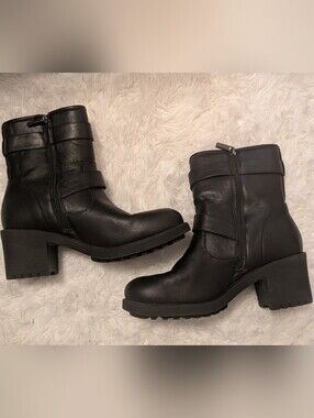Karlie Black Double-Buckle Lug-Ankle Boots 8.5W